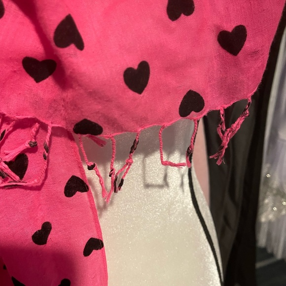 Hot pink scarf with black hearts - Picture 2 of 4